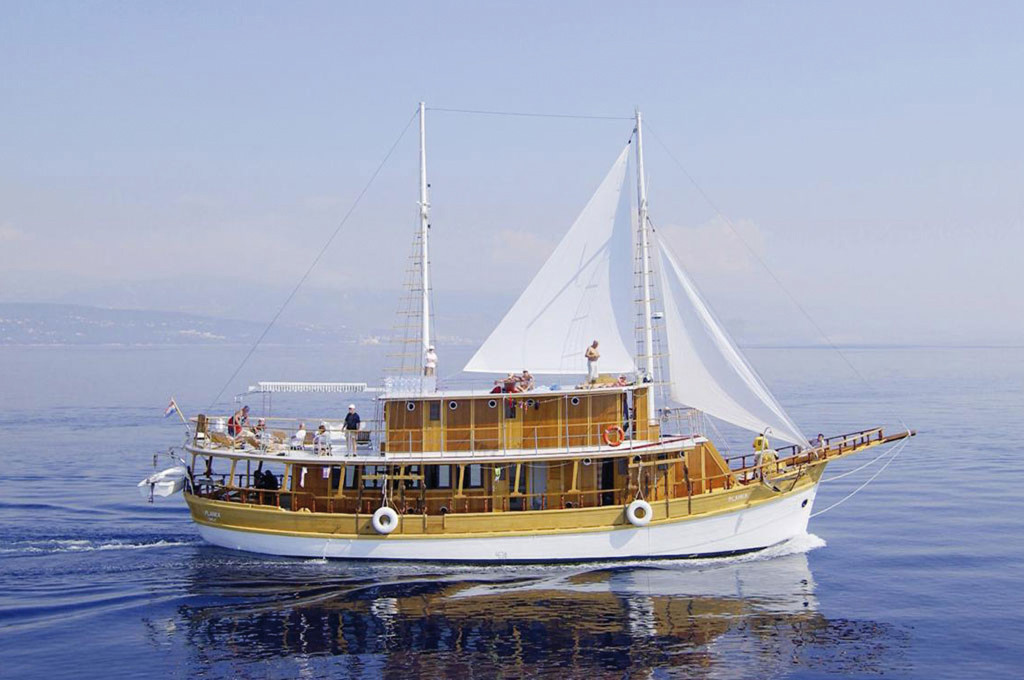 Bild des jeweiligen Schiffs auf dem Wasser