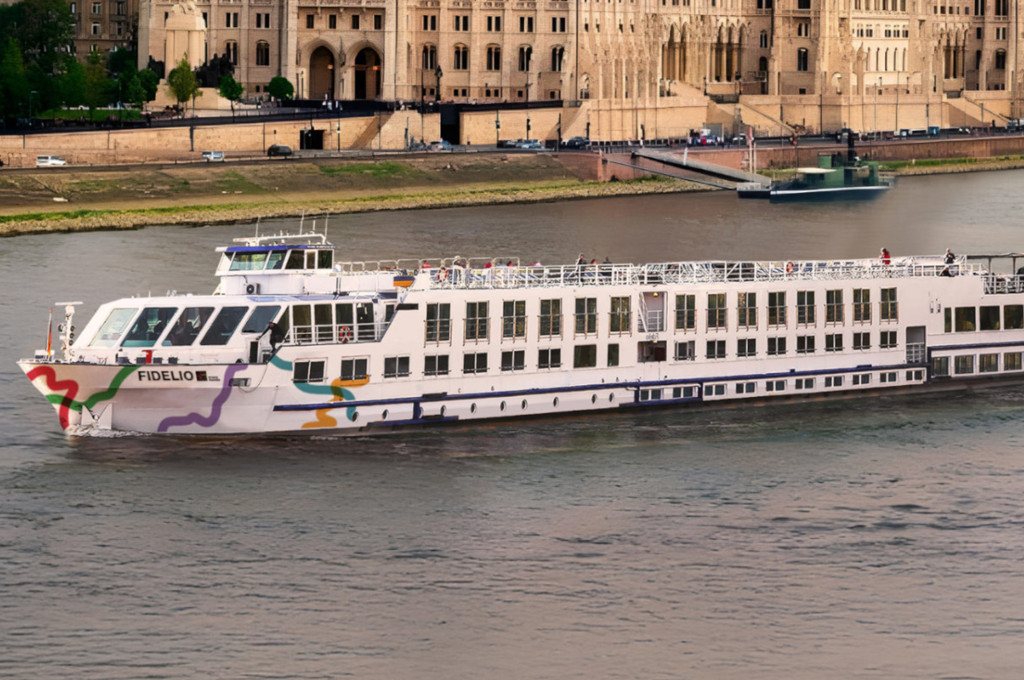 Bild des jeweiligen Schiffs auf dem Wasser