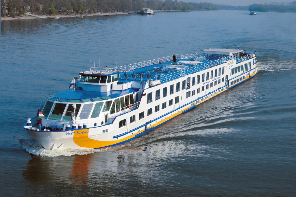 Bild des jeweiligen Schiffs auf dem Wasser