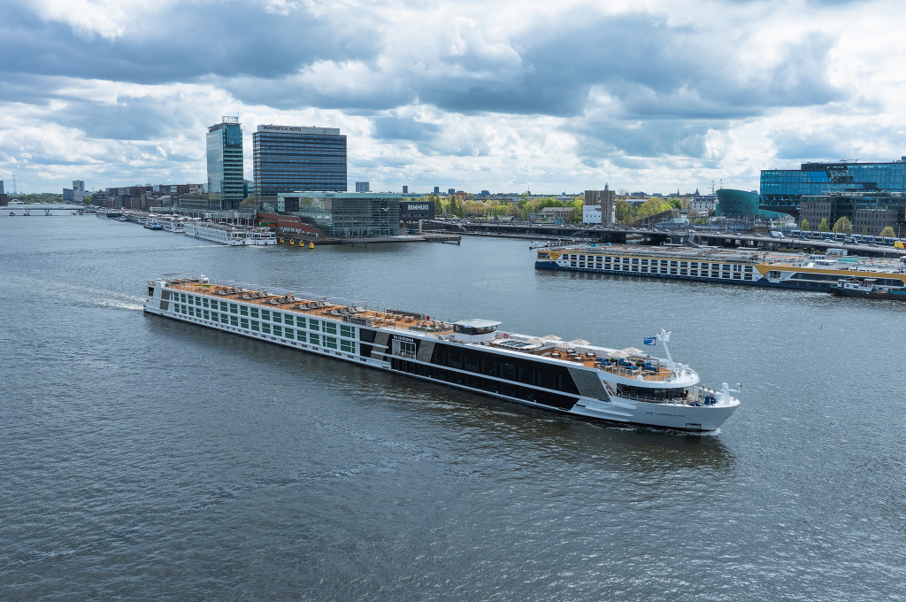 Bild des jeweiligen Schiffs auf dem Wasser