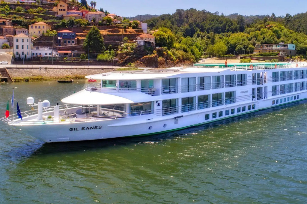 Bild des jeweiligen Schiffs auf dem Wasser