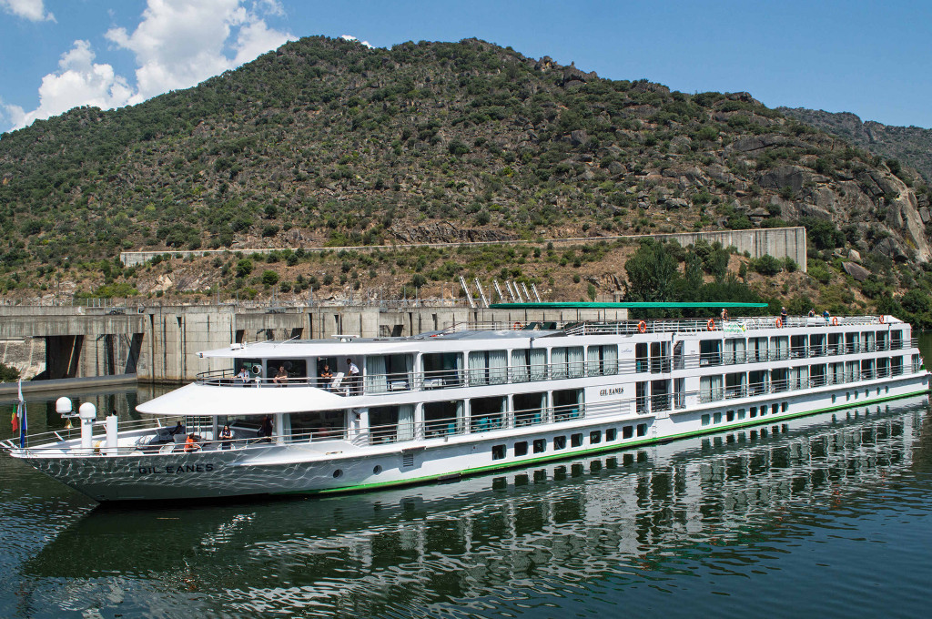 Bild des jeweiligen Schiffs auf dem Wasser