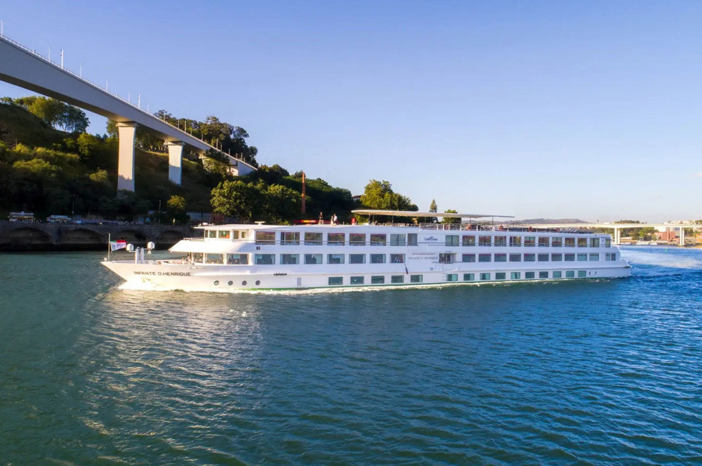 Bild des jeweiligen Schiffs auf dem Wasser