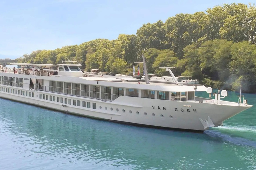 Bild des jeweiligen Schiffs auf dem Wasser