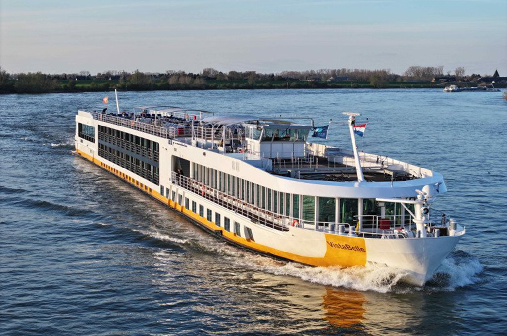 Bild des jeweiligen Schiffs auf dem Wasser