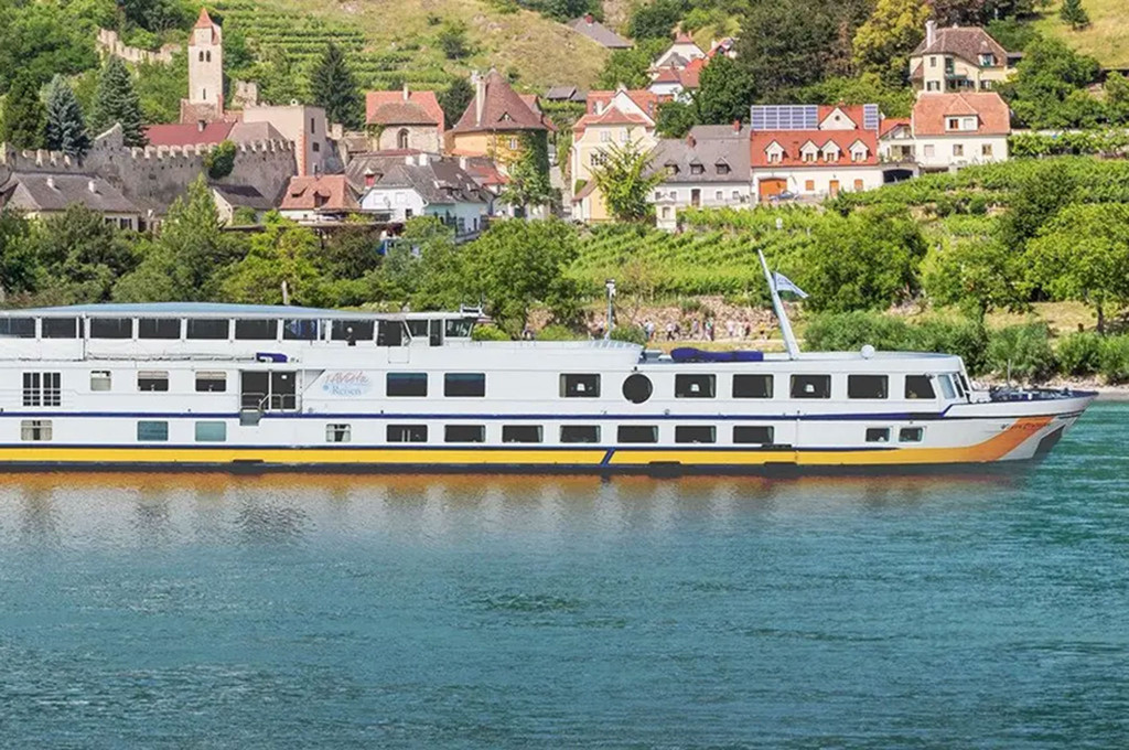 Bild des jeweiligen Schiffs auf dem Wasser