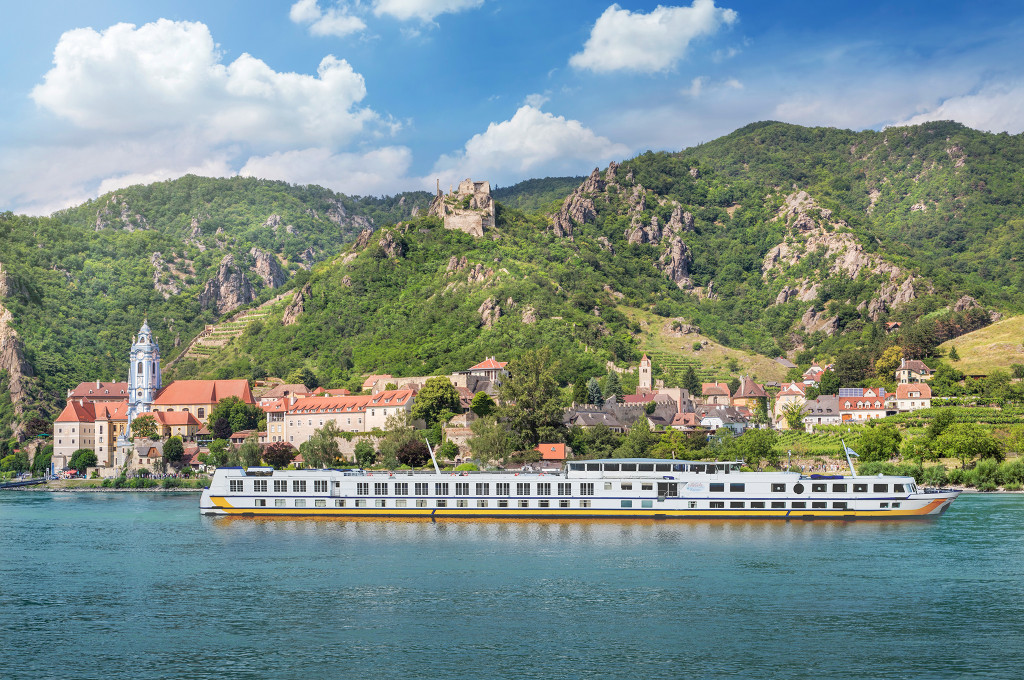 Bild des jeweiligen Schiffs auf dem Wasser
