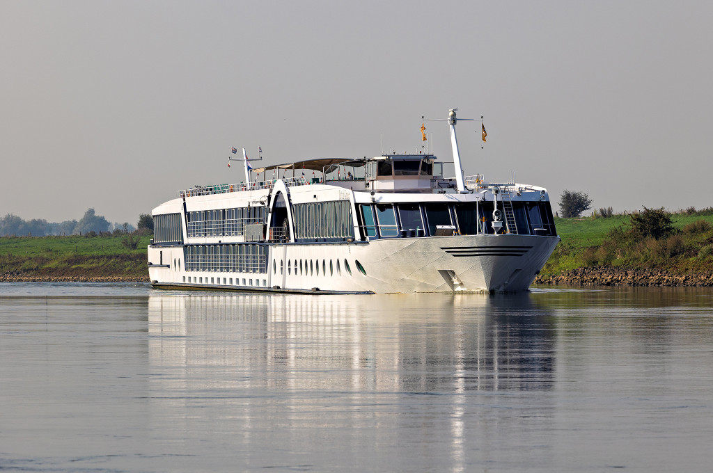 Bild des jeweiligen Schiffs auf dem Wasser