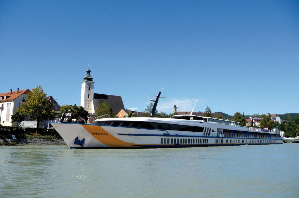 Bild des jeweiligen Schiffs auf dem Wasser