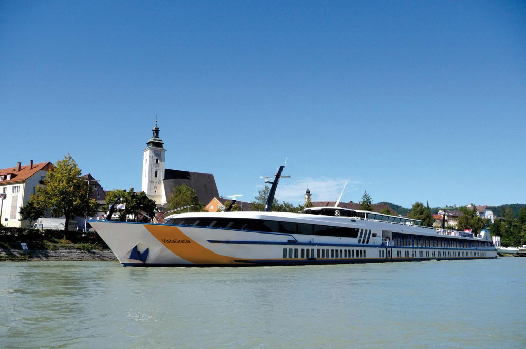 Bild des jeweiligen Schiffs auf dem Wasser