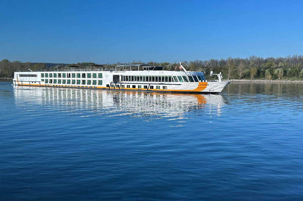Bild des jeweiligen Schiffs auf dem Wasser