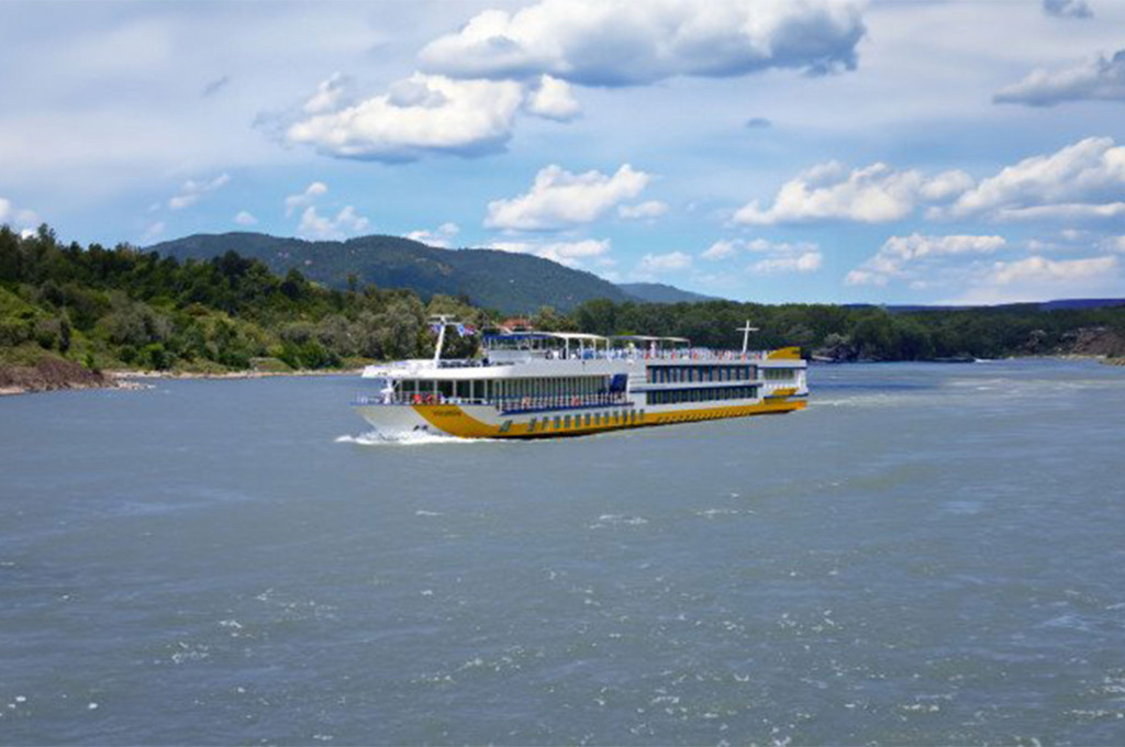 Bild des jeweiligen Schiffs auf dem Wasser