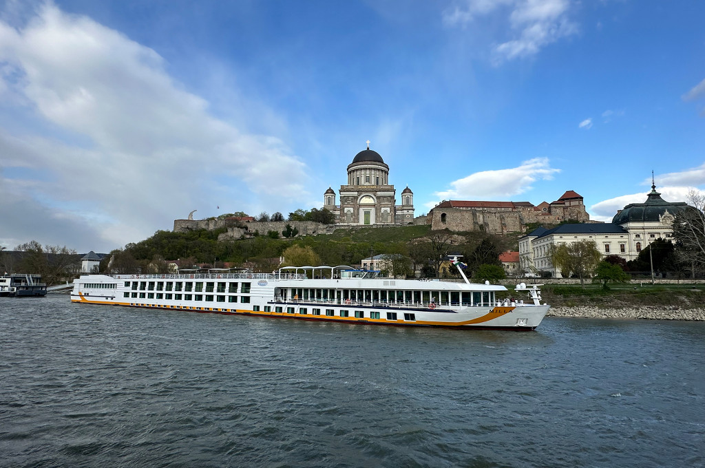 Bild des jeweiligen Schiffs auf dem Wasser