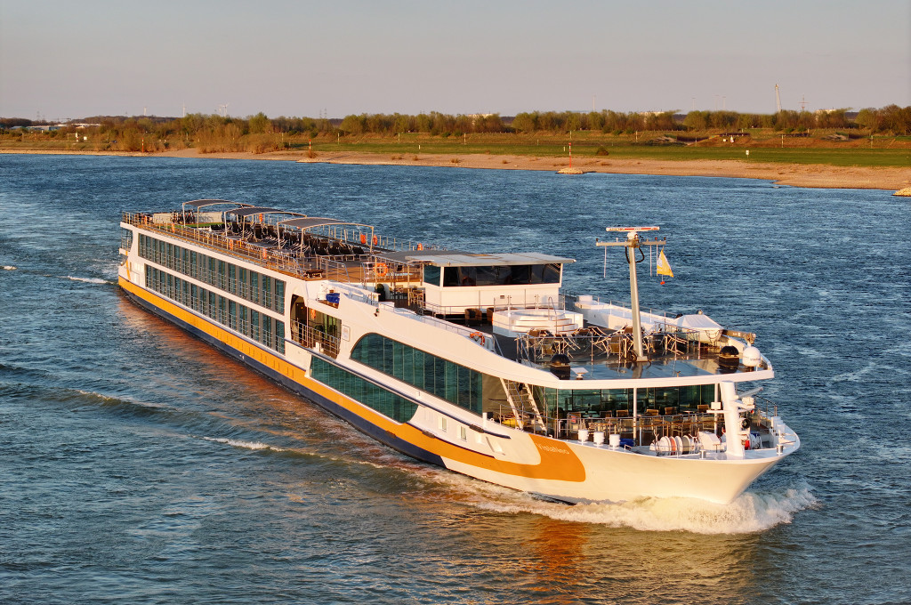 Bild des jeweiligen Schiffs auf dem Wasser