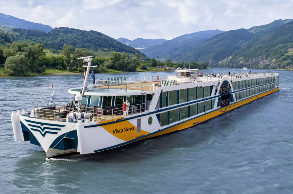 Bild des jeweiligen Schiffs auf dem Wasser