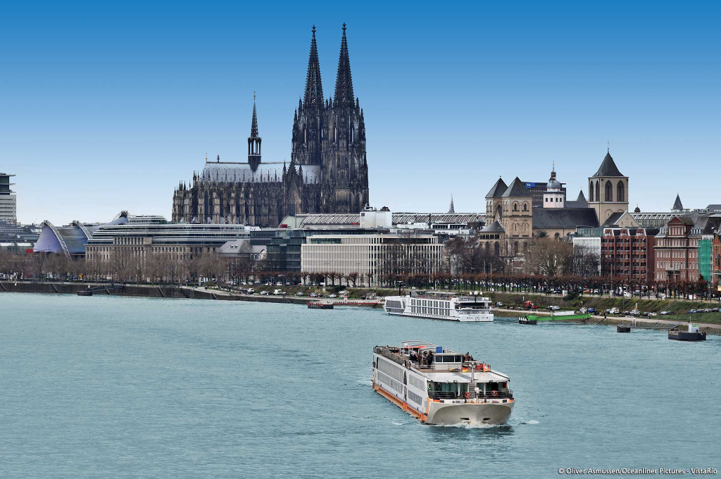 Bild des jeweiligen Schiffs auf dem Wasser