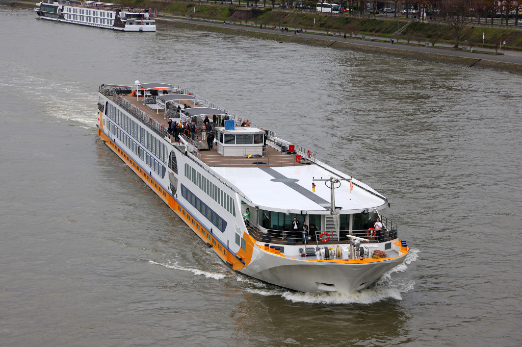 Bild des jeweiligen Schiffs auf dem Wasser