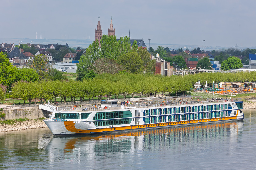 Bild des jeweiligen Schiffs auf dem Wasser