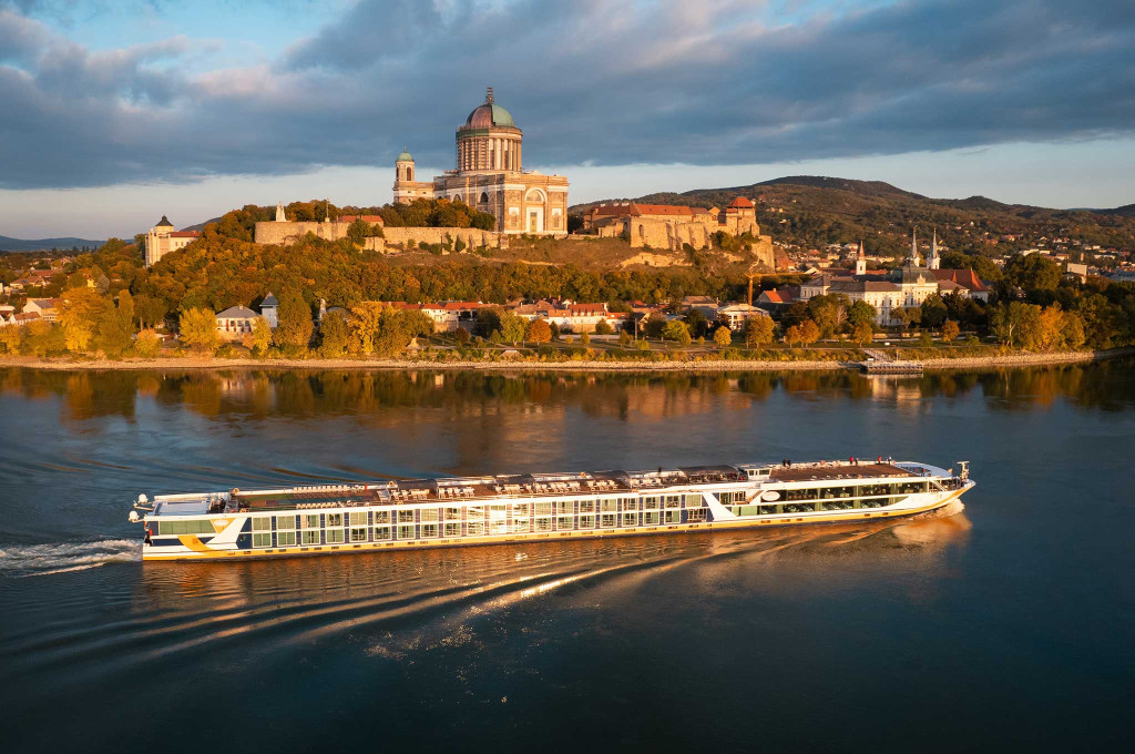 Bild des jeweiligen Schiffs auf dem Wasser