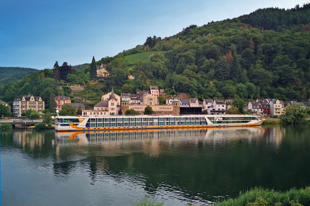 Bild des jeweiligen Schiffs auf dem Wasser