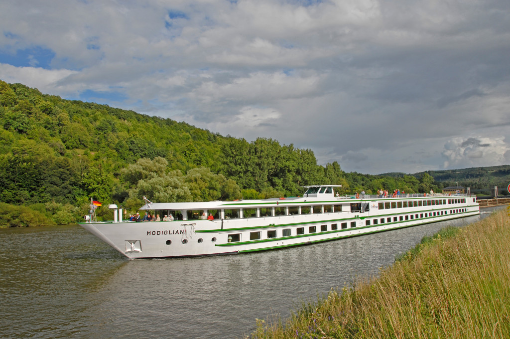 Bild des jeweiligen Schiffs auf dem Wasser