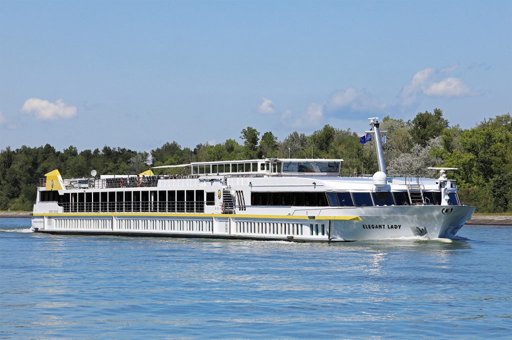 Bild des jeweiligen Schiffs auf dem Wasser