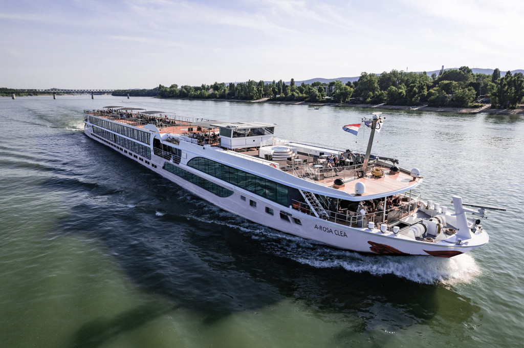 Bild des jeweiligen Schiffs auf dem Wasser