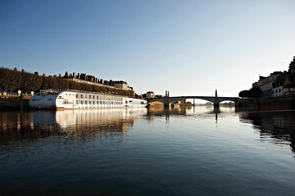 Bild des jeweiligen Schiffs auf dem Wasser