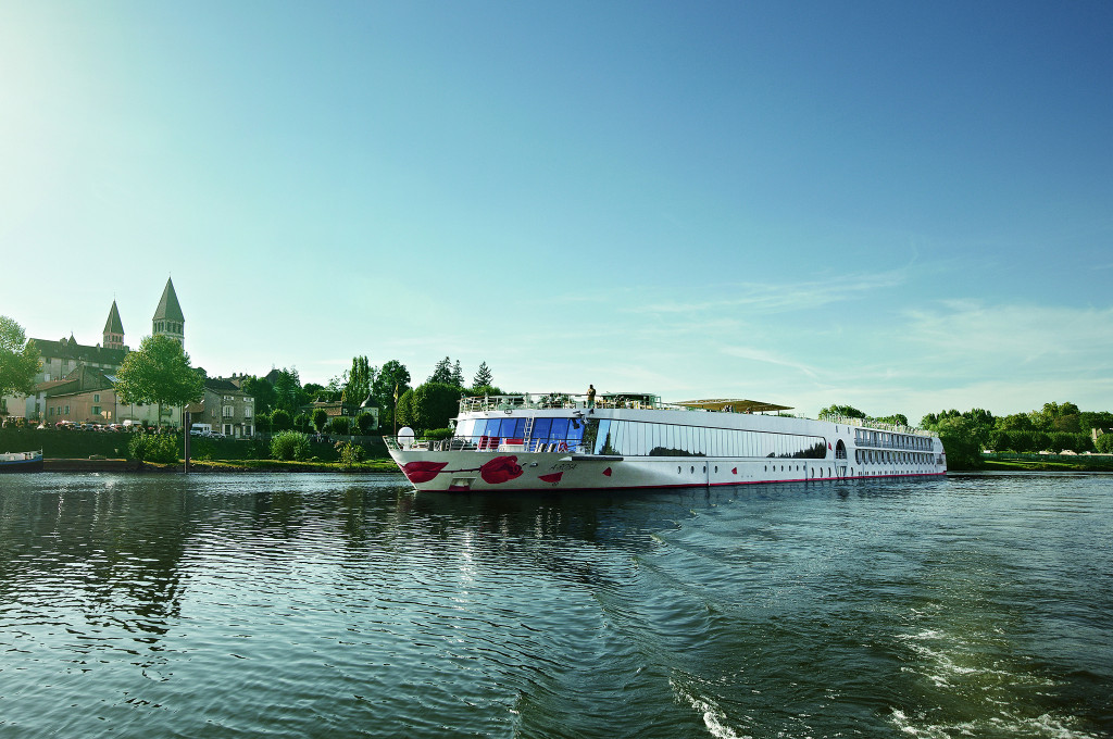 Bild des jeweiligen Schiffs auf dem Wasser