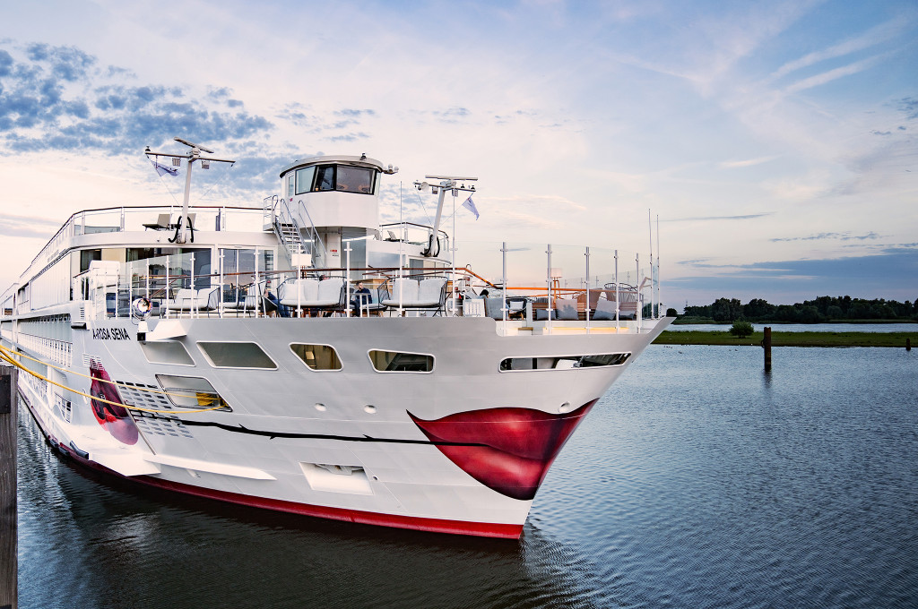 Bild des jeweiligen Schiffs auf dem Wasser