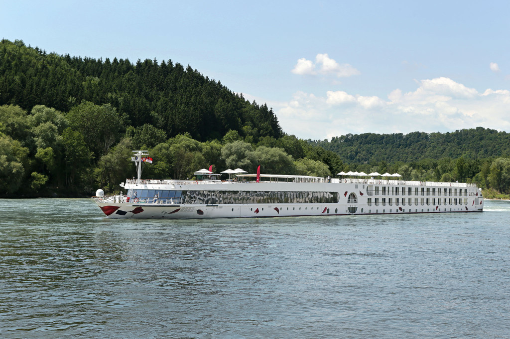 Bild des jeweiligen Schiffs auf dem Wasser