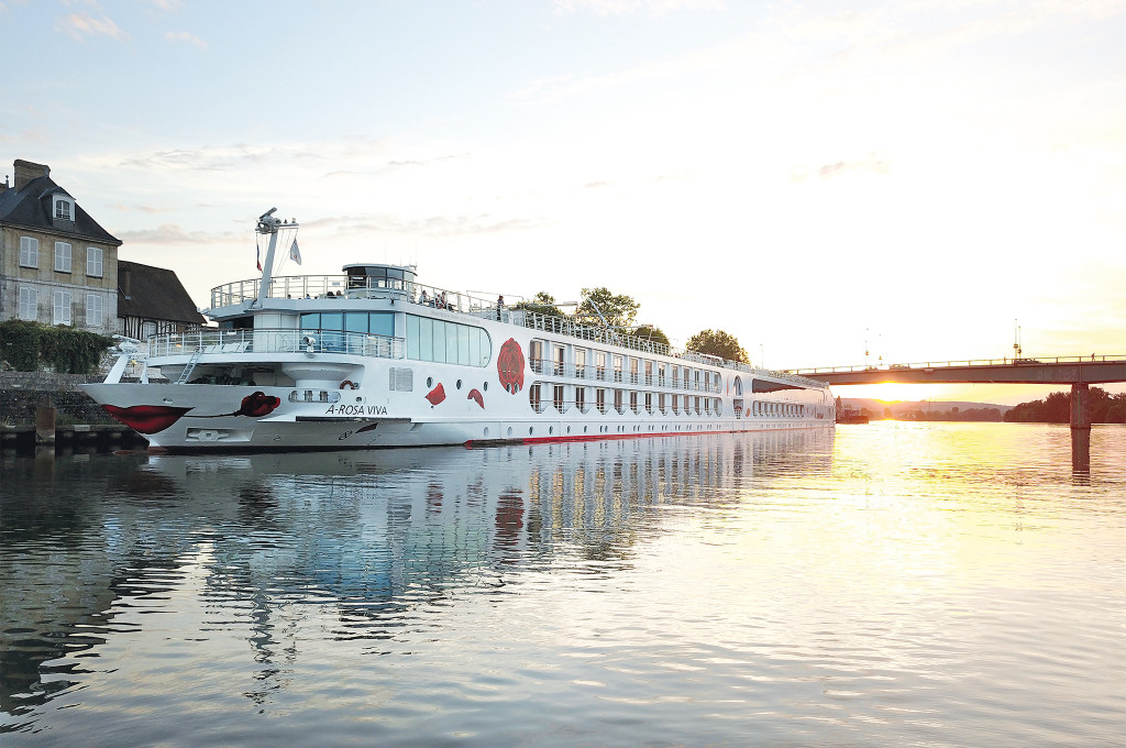 Bild des jeweiligen Schiffs auf dem Wasser