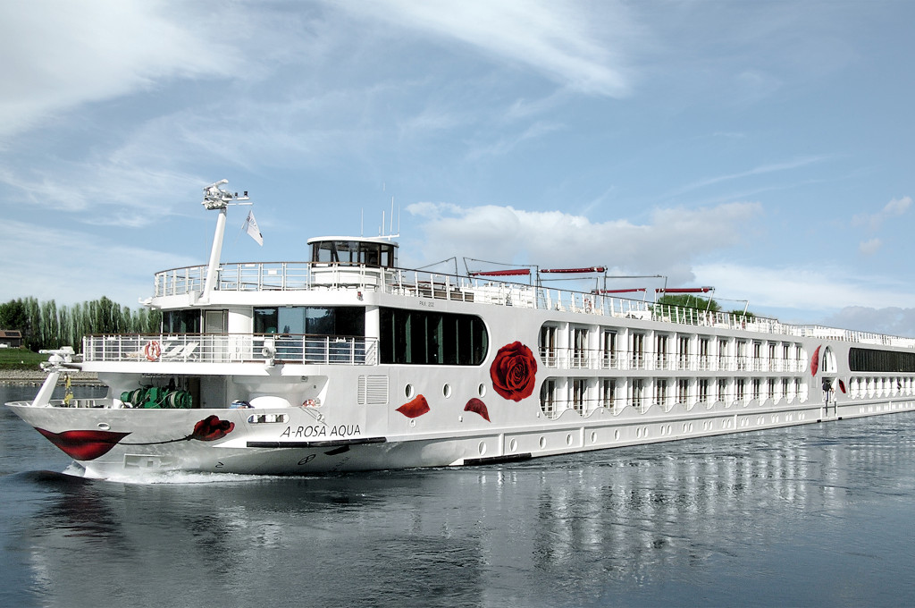 Bild des jeweiligen Schiffs auf dem Wasser