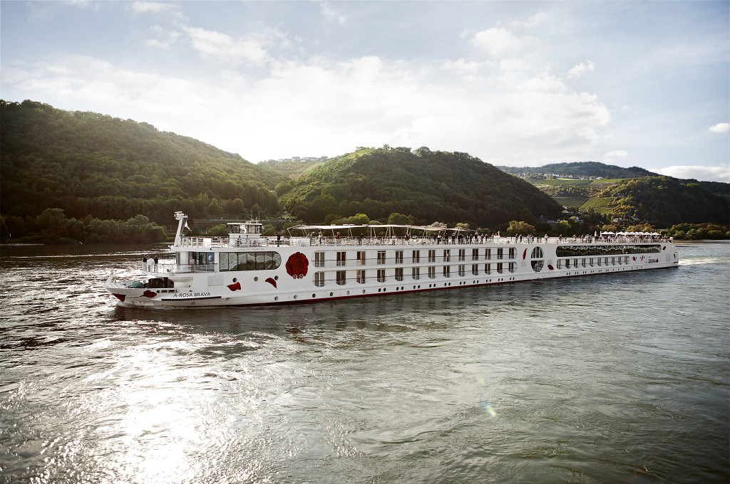 Bild des jeweiligen Schiffs auf dem Wasser