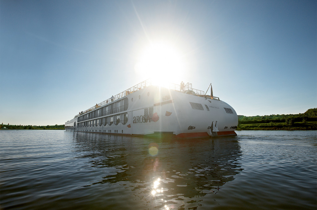 Bild des jeweiligen Schiffs auf dem Wasser
