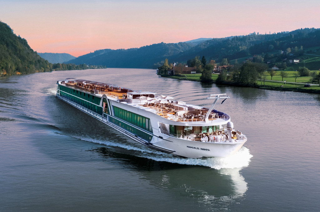 Bild des jeweiligen Schiffs auf dem Wasser