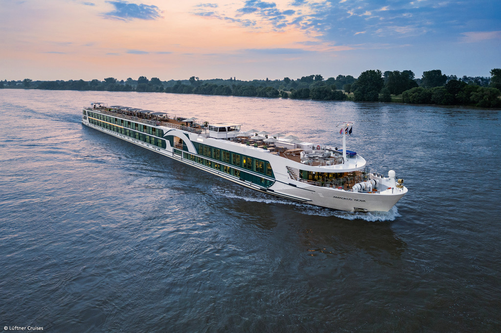 Bild des jeweiligen Schiffs auf dem Wasser