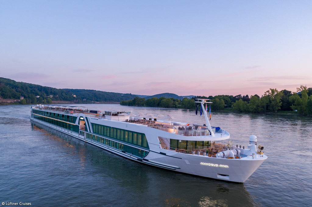 Bild des jeweiligen Schiffs auf dem Wasser