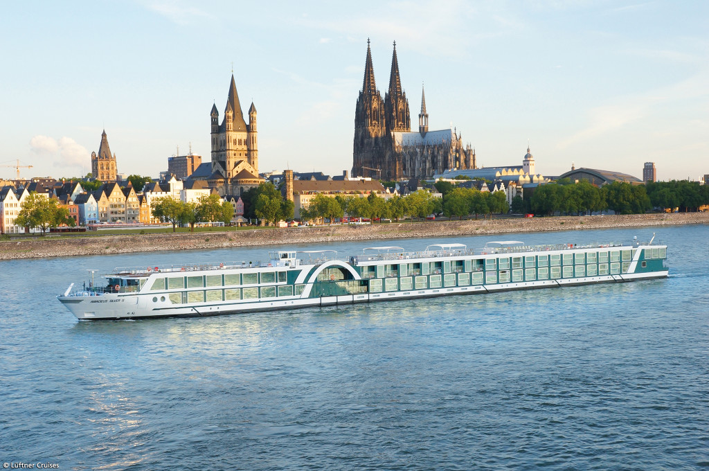 Bild des jeweiligen Schiffs auf dem Wasser