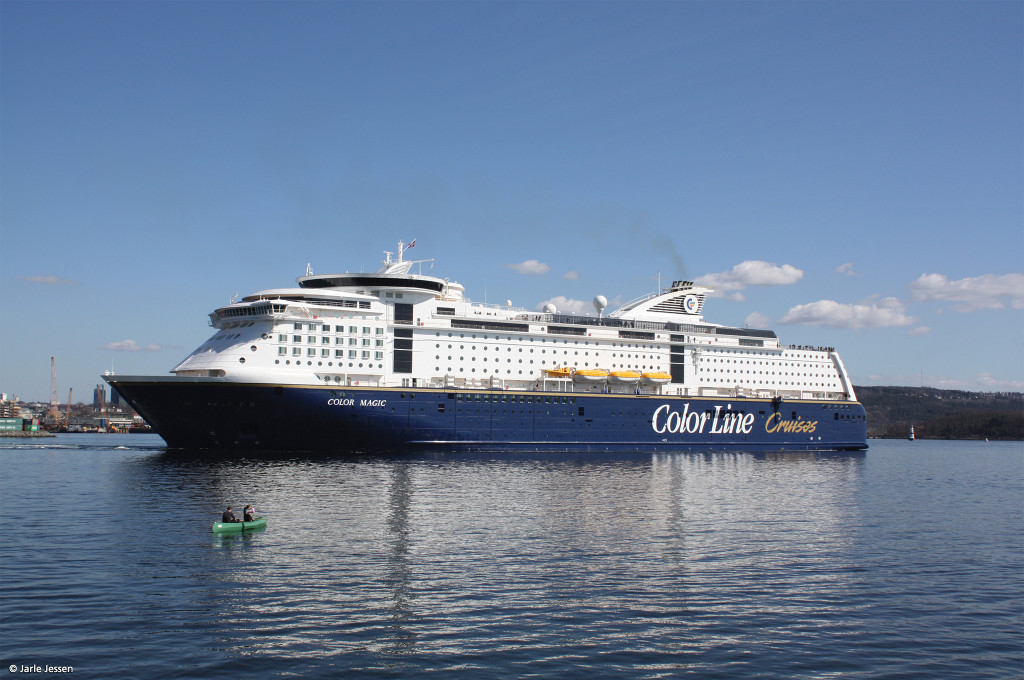 Bild des jeweiligen Schiffs auf dem Wasser