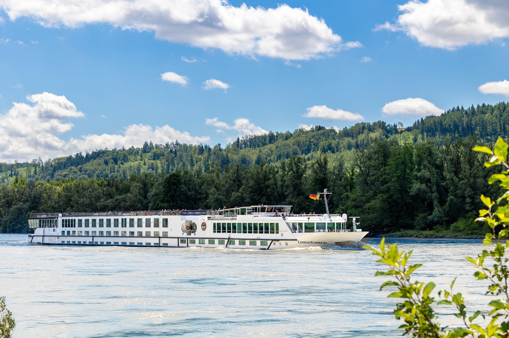 Bild des jeweiligen Schiffs auf dem Wasser