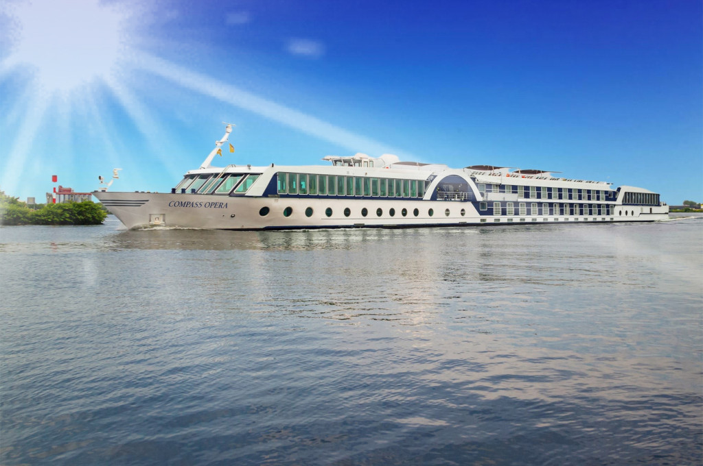 Bild des jeweiligen Schiffs auf dem Wasser