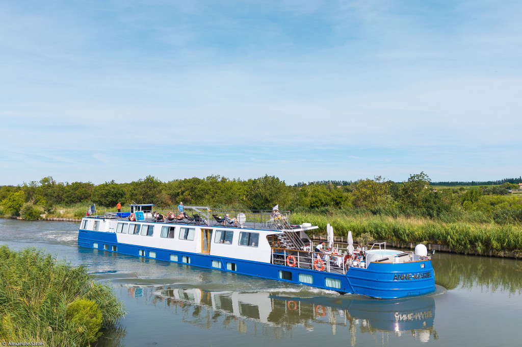 Bild des jeweiligen Schiffs auf dem Wasser