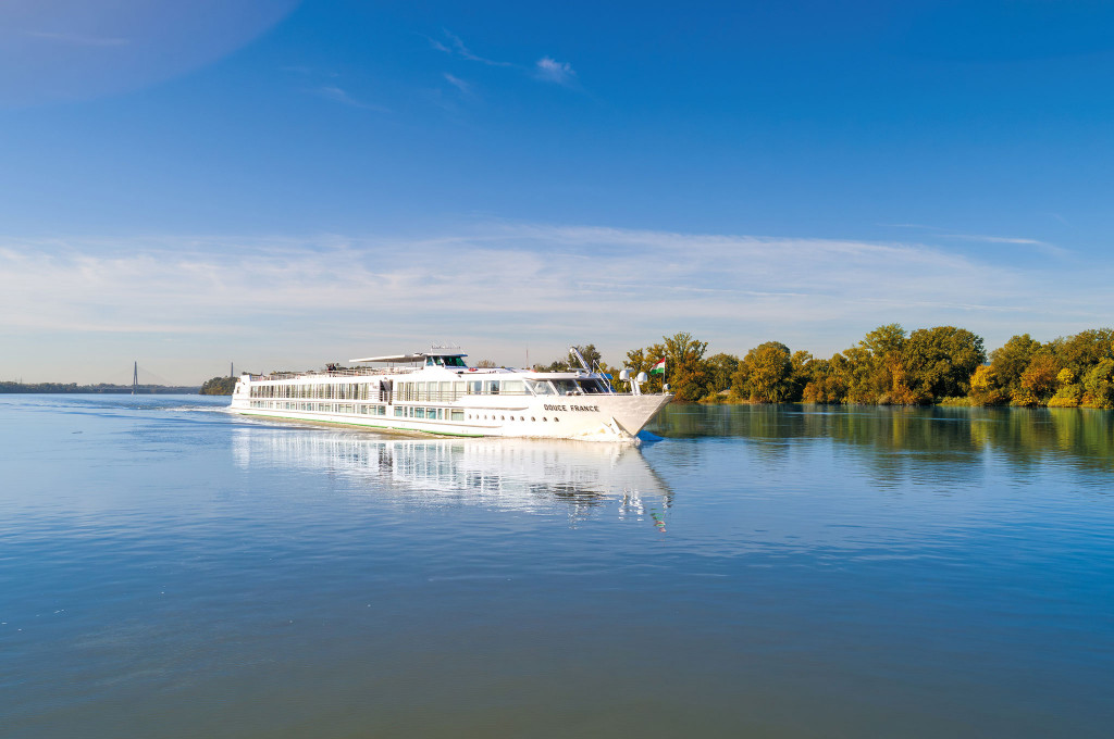 Bild des jeweiligen Schiffs auf dem Wasser