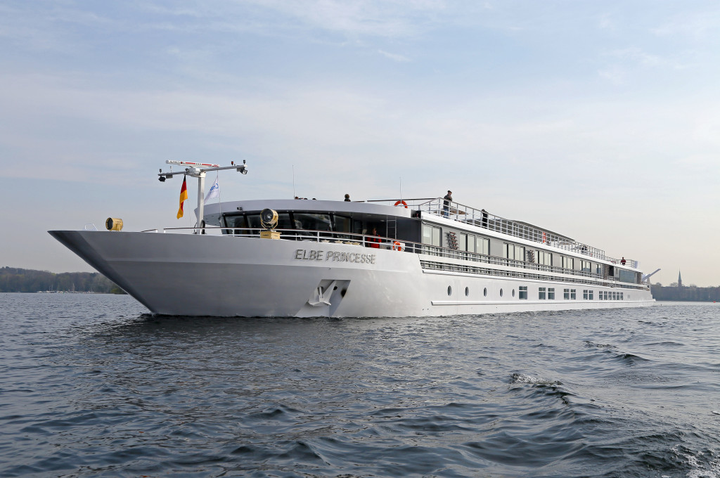 Bild des jeweiligen Schiffs auf dem Wasser