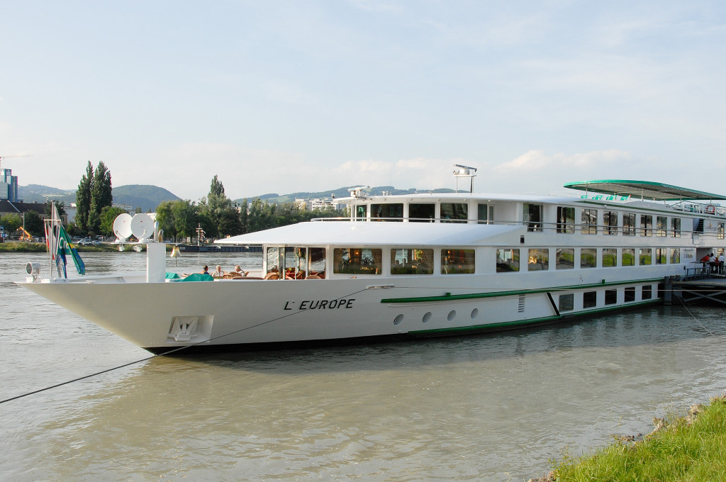 Bild des jeweiligen Schiffs auf dem Wasser