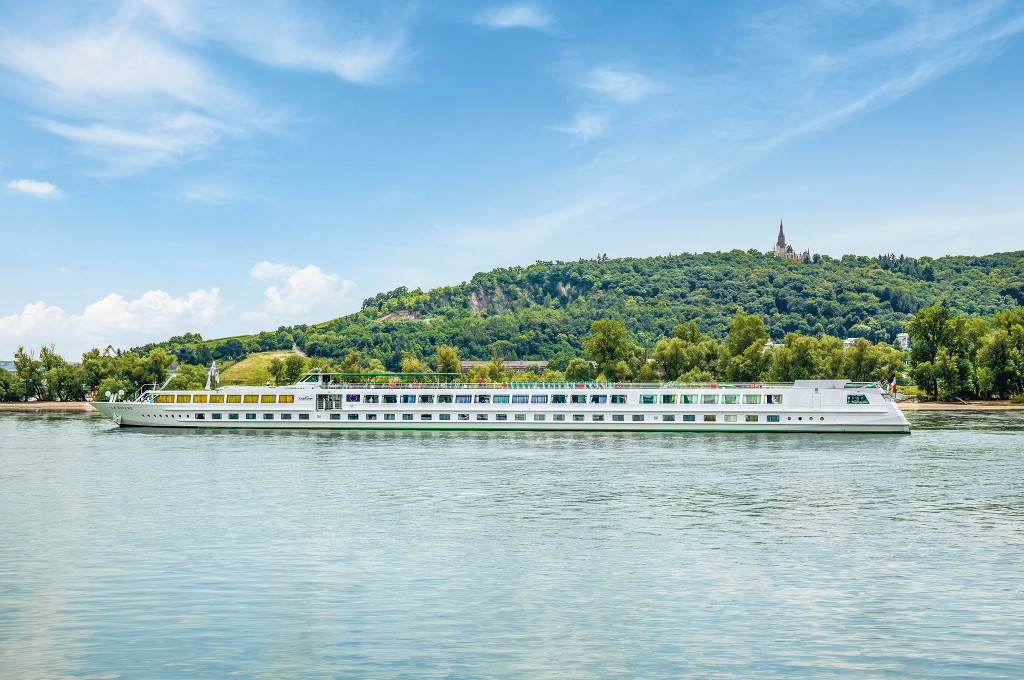 Bild des jeweiligen Schiffs auf dem Wasser
