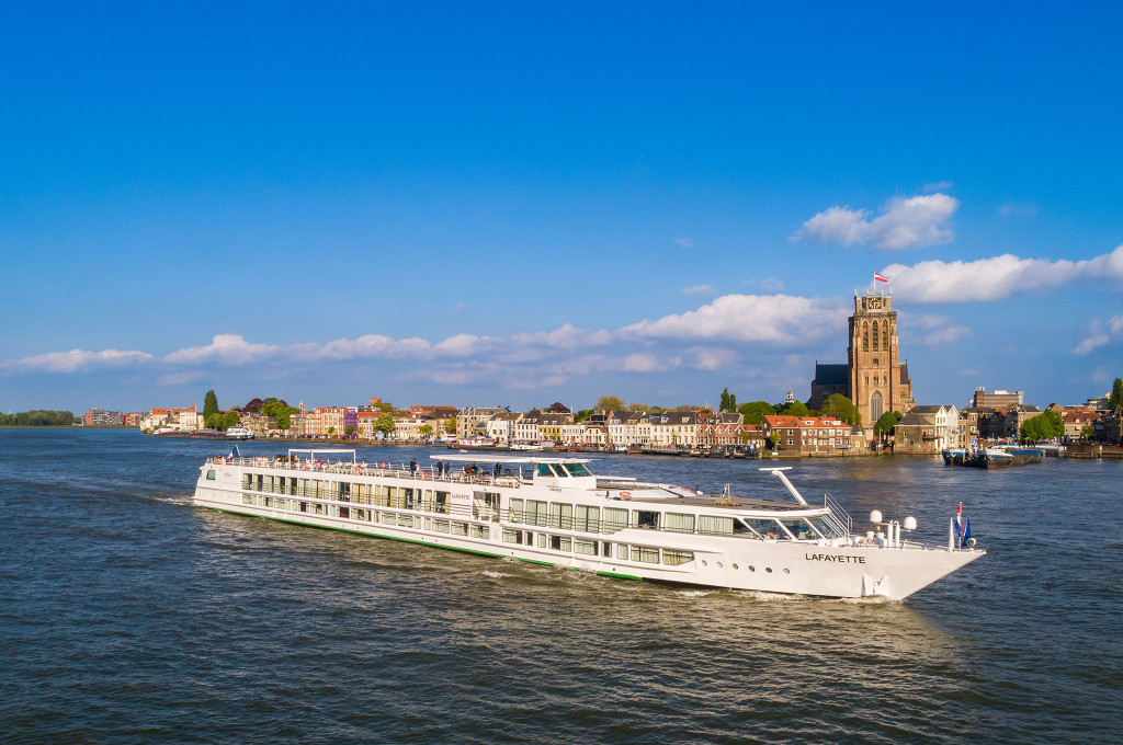 Bild des jeweiligen Schiffs auf dem Wasser