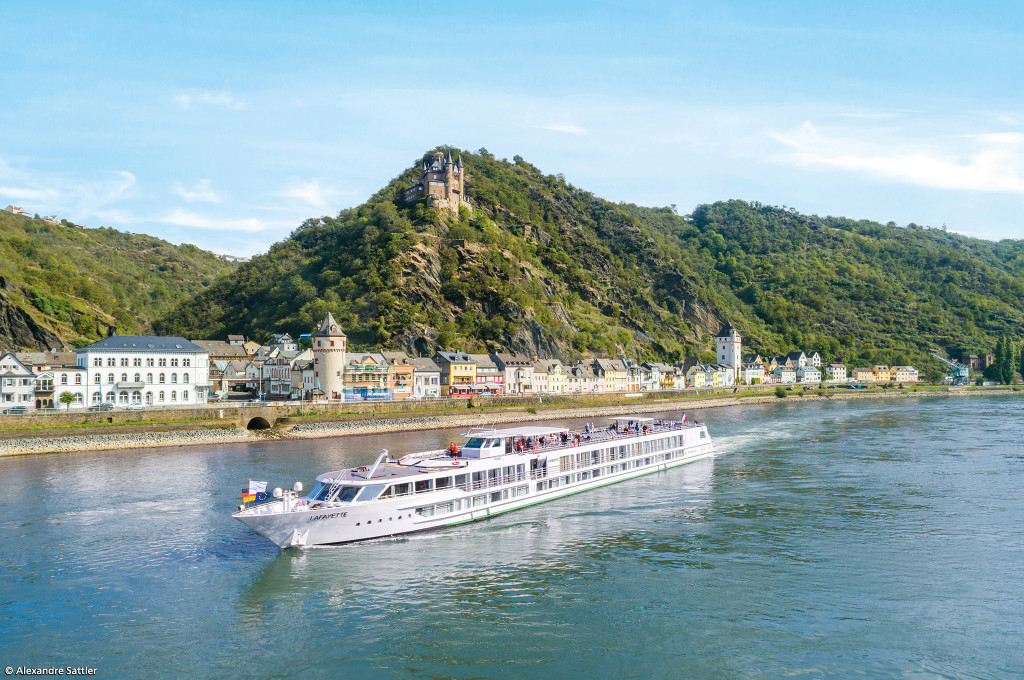 Bild des jeweiligen Schiffs auf dem Wasser