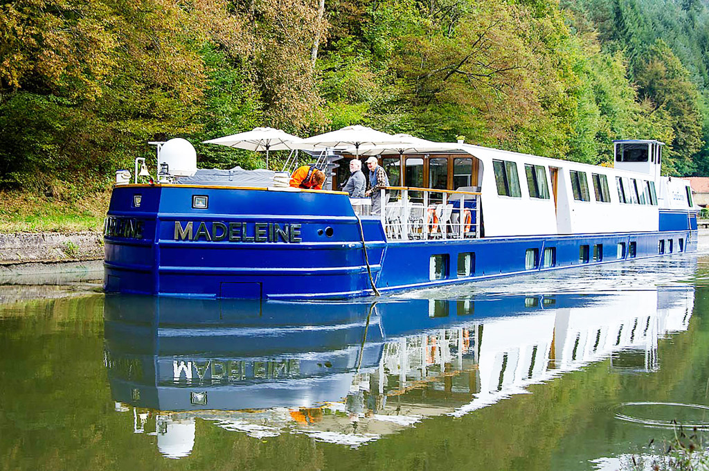 Bild des jeweiligen Schiffs auf dem Wasser